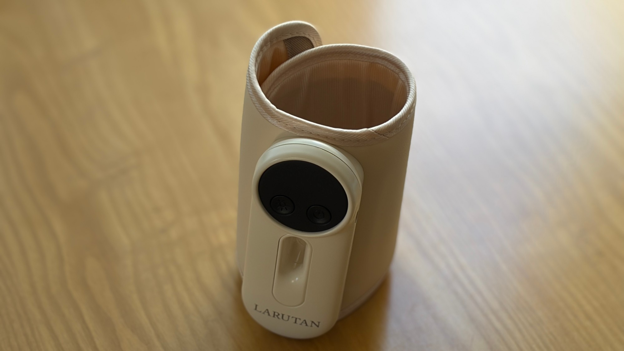出産祝いでもらったLARUTANのモバイルミルクウォーマー。哺乳瓶ごと温められる